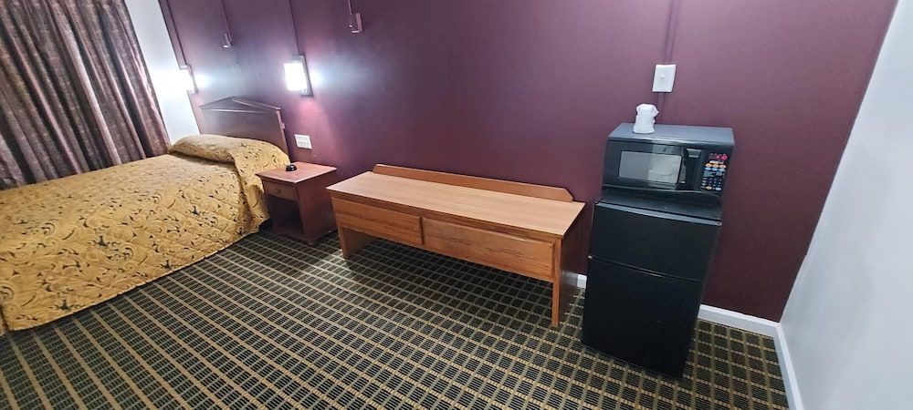 Boone Trail Inn Single Room, 1 Queen Bed, Smoking 5