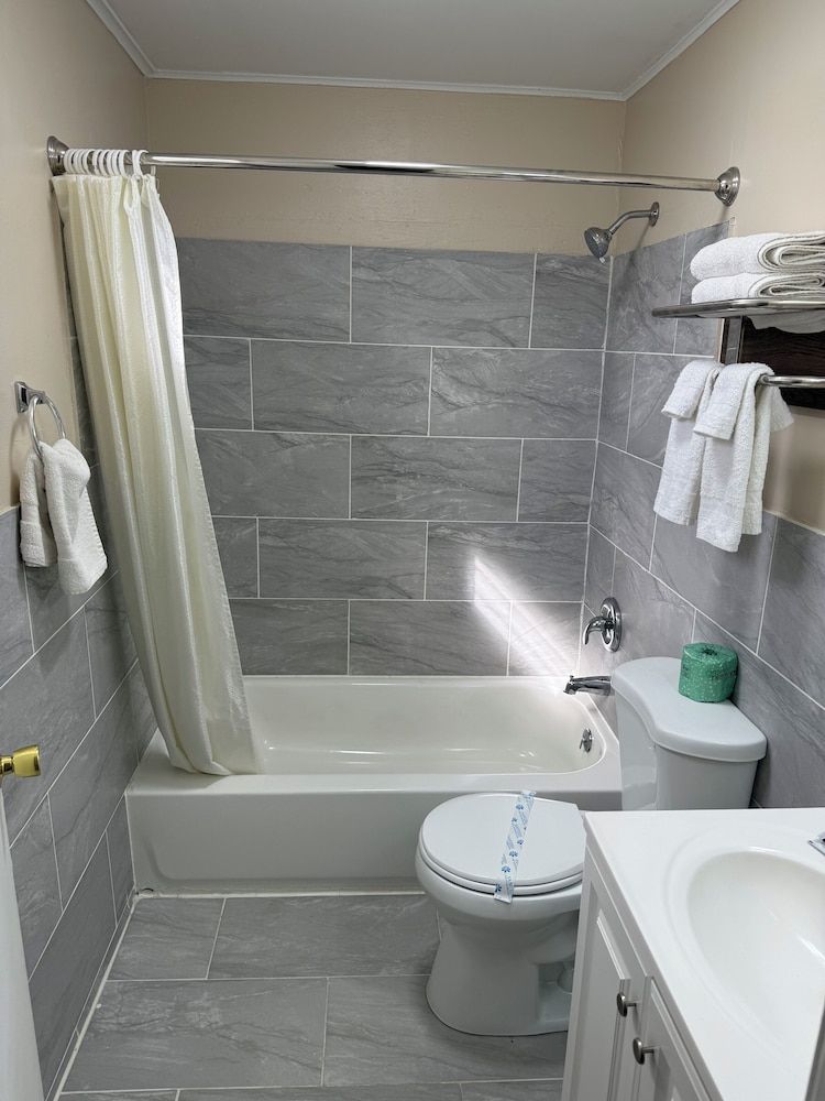 Boone Trail Inn Single Room, 1 Queen Bed, Smoking 4