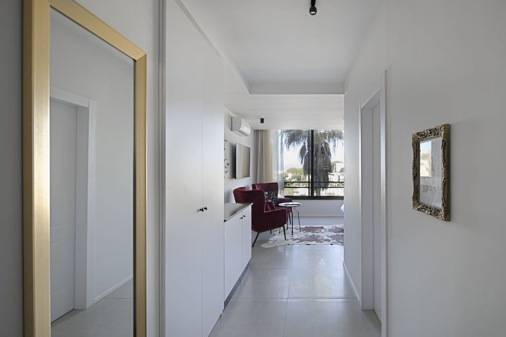 Urbanica Carmel Luxury Room 8