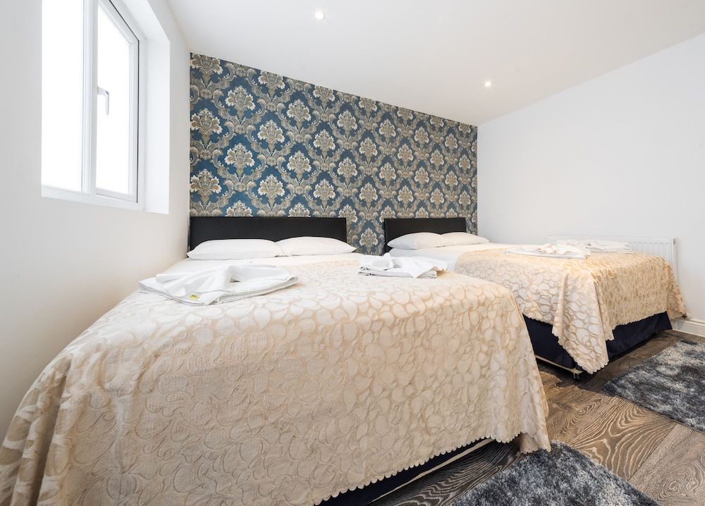 undefined Whitechapel Grand 5