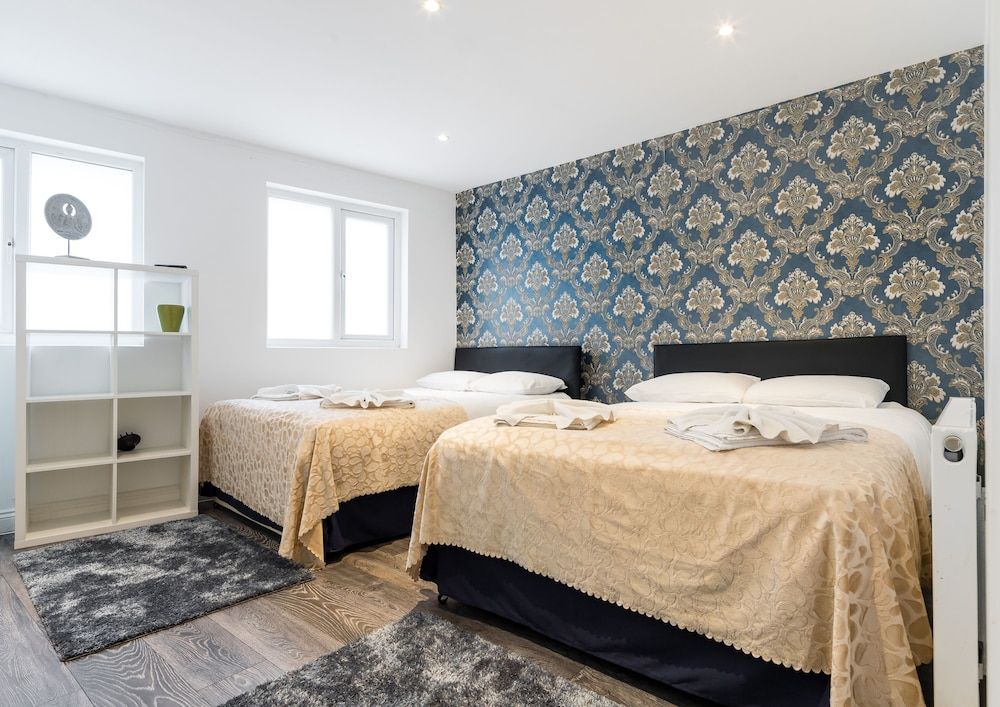 undefined Whitechapel Grand 3