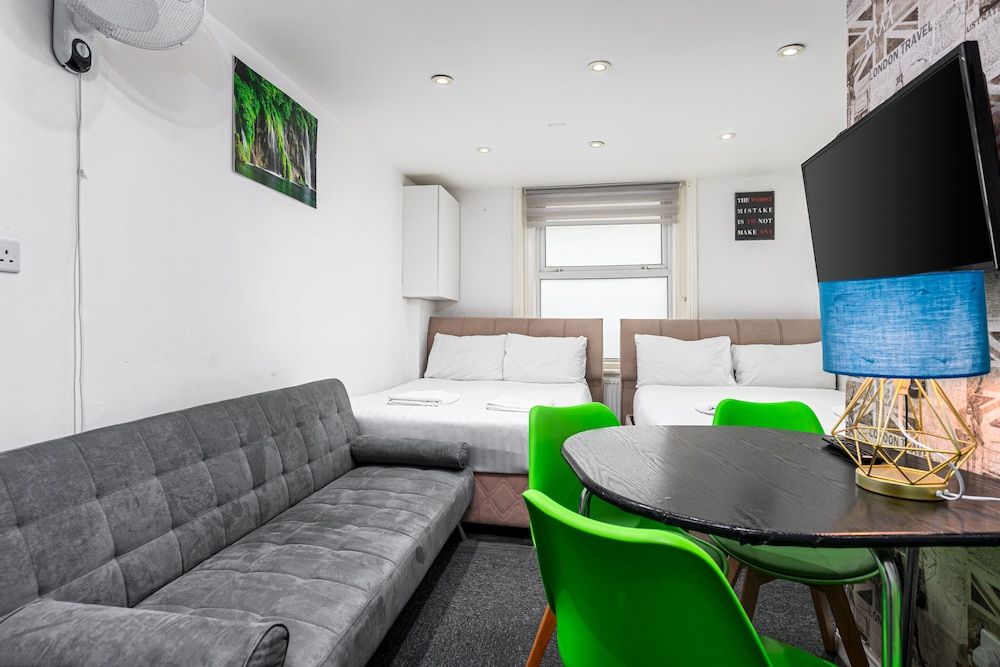 undefined Whitechapel Grand 6