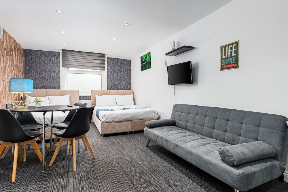 undefined Whitechapel Grand 7