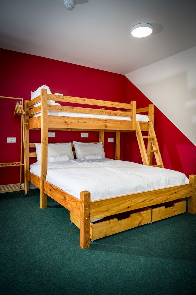 Loch Ness Bunk Inn Family Room (Five) 6