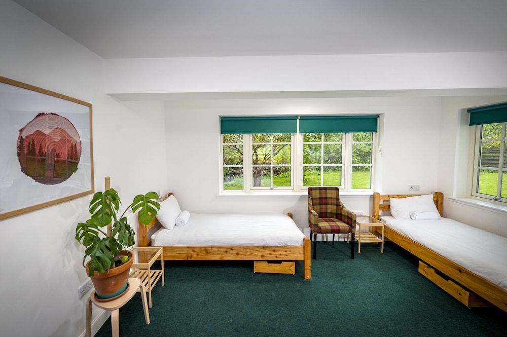 Loch Ness Bunk Inn Family Room (Five) 5