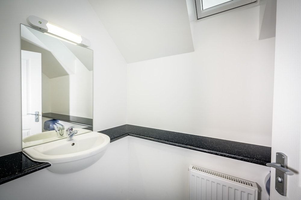 Loch Ness Bunk Inn Family Room (Six) 10