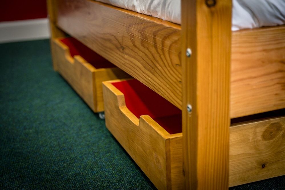 Loch Ness Bunk Inn Family Room (Six) 7