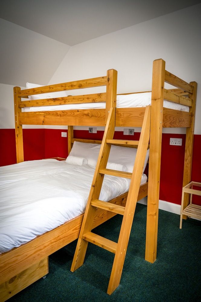 Loch Ness Bunk Inn Family Room (Six) 6