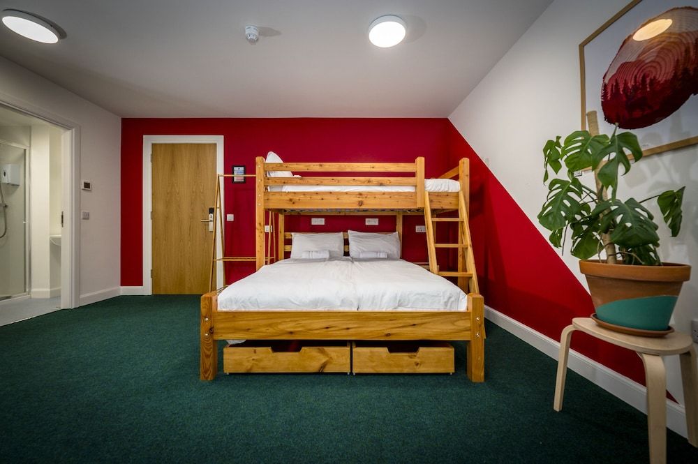 Loch Ness Bunk Inn Family Room (Five) 3