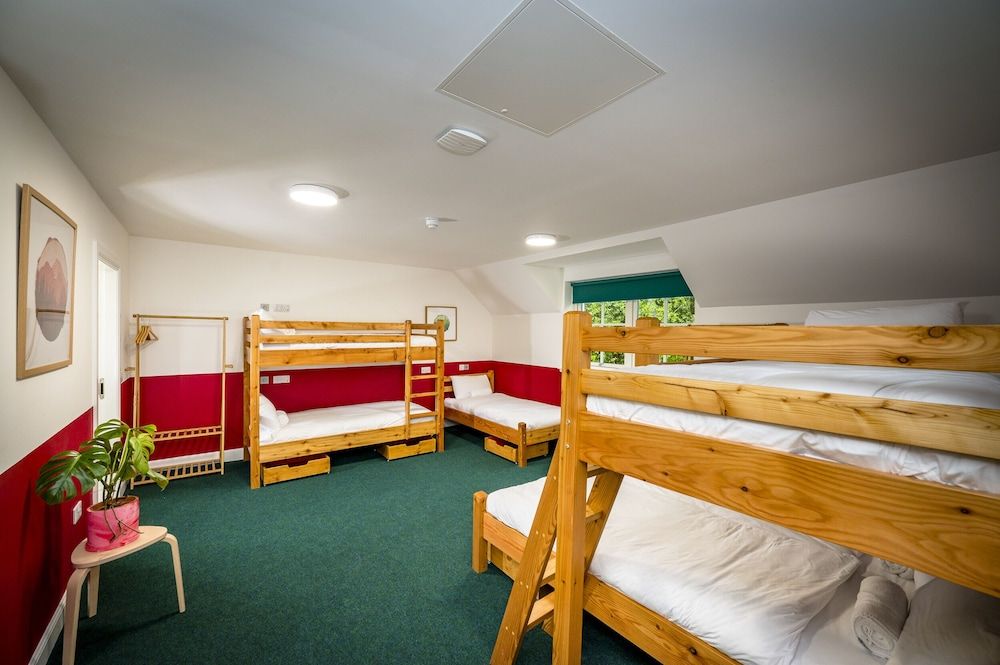 Loch Ness Bunk Inn Family Room (Six) 2