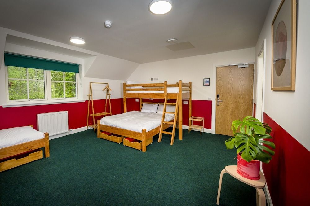 Loch Ness Bunk Inn Family Room (Six) 5