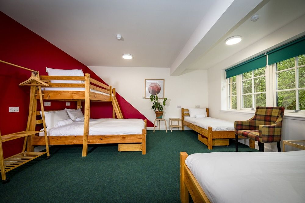 Loch Ness Bunk Inn Family Room (Five) 2