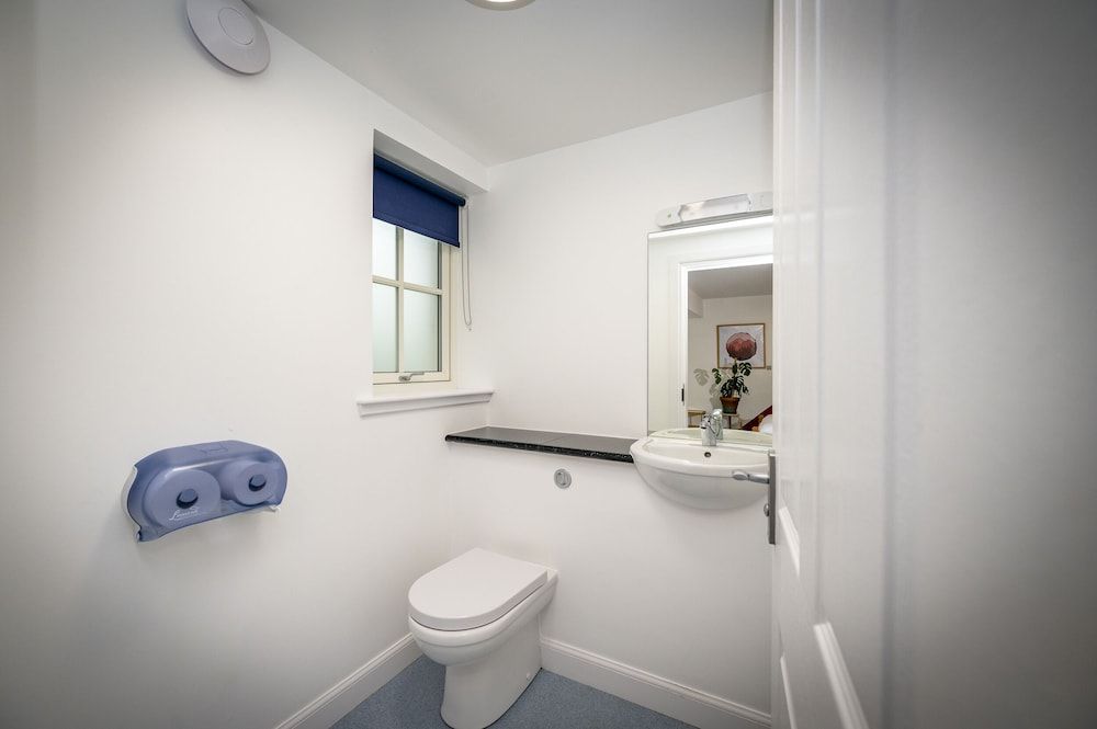 Loch Ness Bunk Inn Family Room (Five) 11