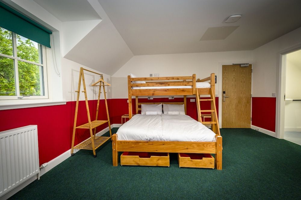 Loch Ness Bunk Inn Family Room (Six) 3