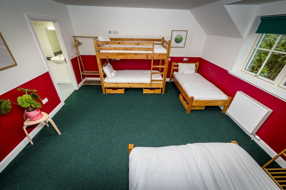 Loch Ness Bunk Inn Family Room (Six) 4