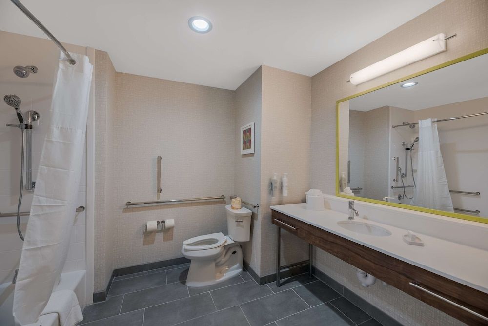 Hampton Inn Williams Room, 2 Queen Beds, Accessible, Bathtub (Hearing) 4