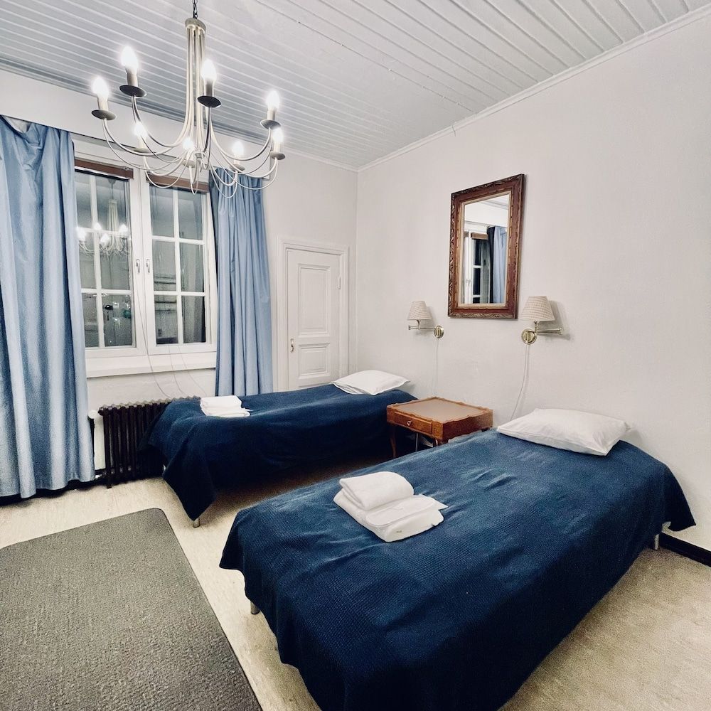 Senate Hotel City Twin Room, Shared Bathroom 2