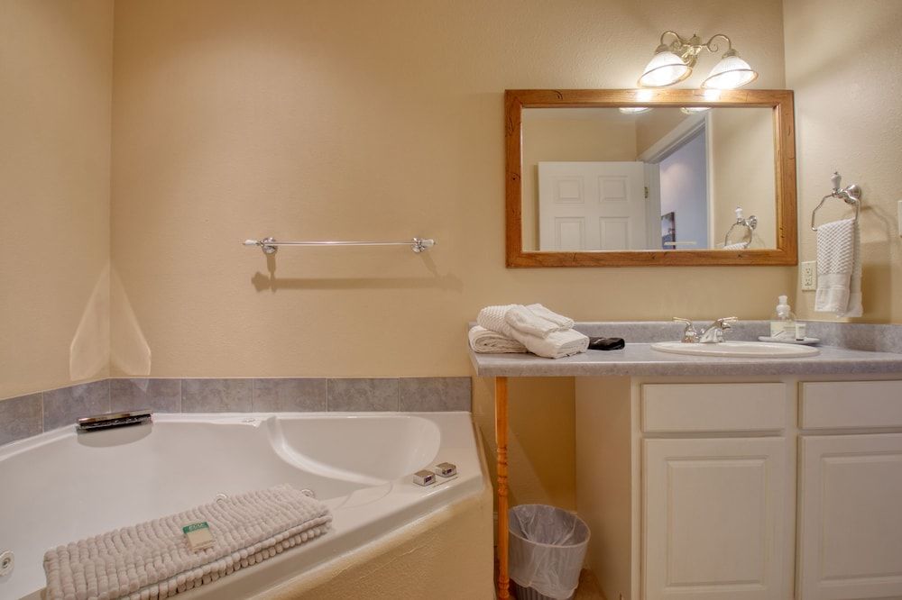 Castle Creek B&B Vineyard Room 6