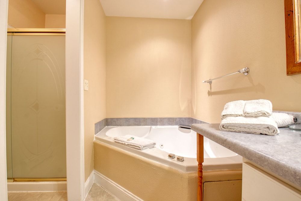 Castle Creek B&B Vineyard Room 7