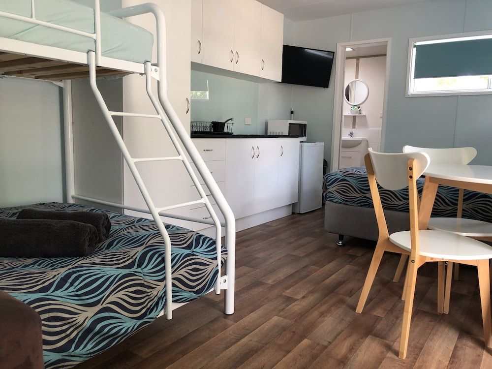 Acacia Caravan Park Budget Cabin 4