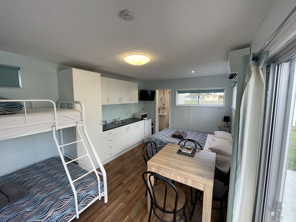 Acacia Caravan Park Budget Cabin 8