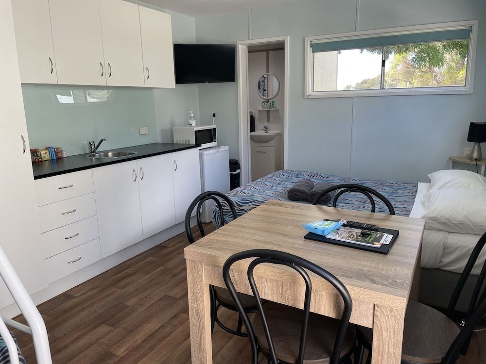 Acacia Caravan Park Budget Cabin 2