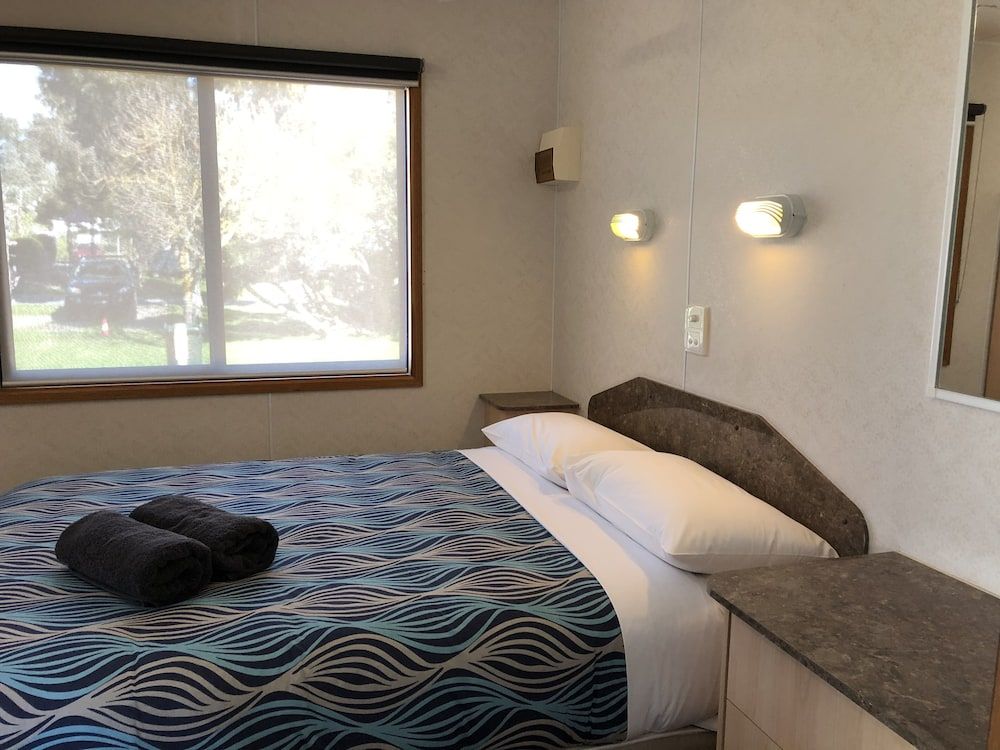 Acacia Caravan Park Executive Cabin with Ensuite