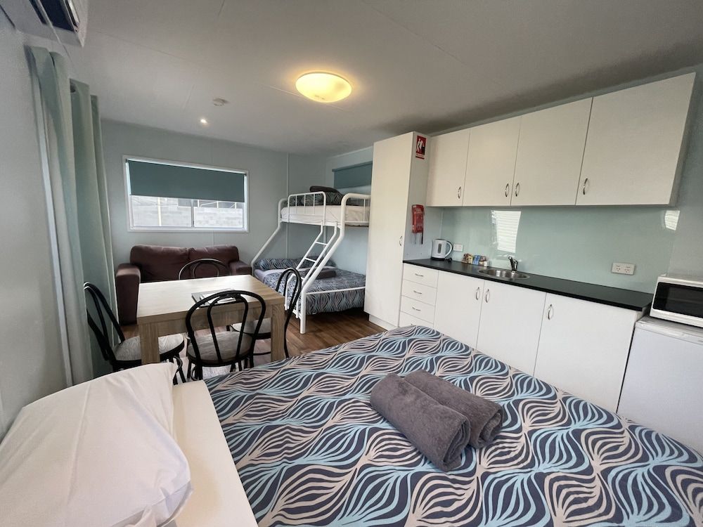 Acacia Caravan Park Budget Cabin 3