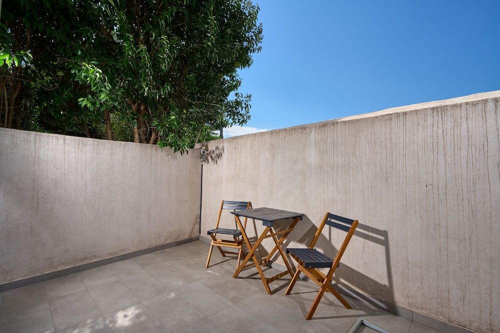 Elephant Suites Standard Suite 8