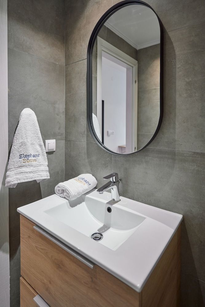 Elephant Suites Standard Suite 9