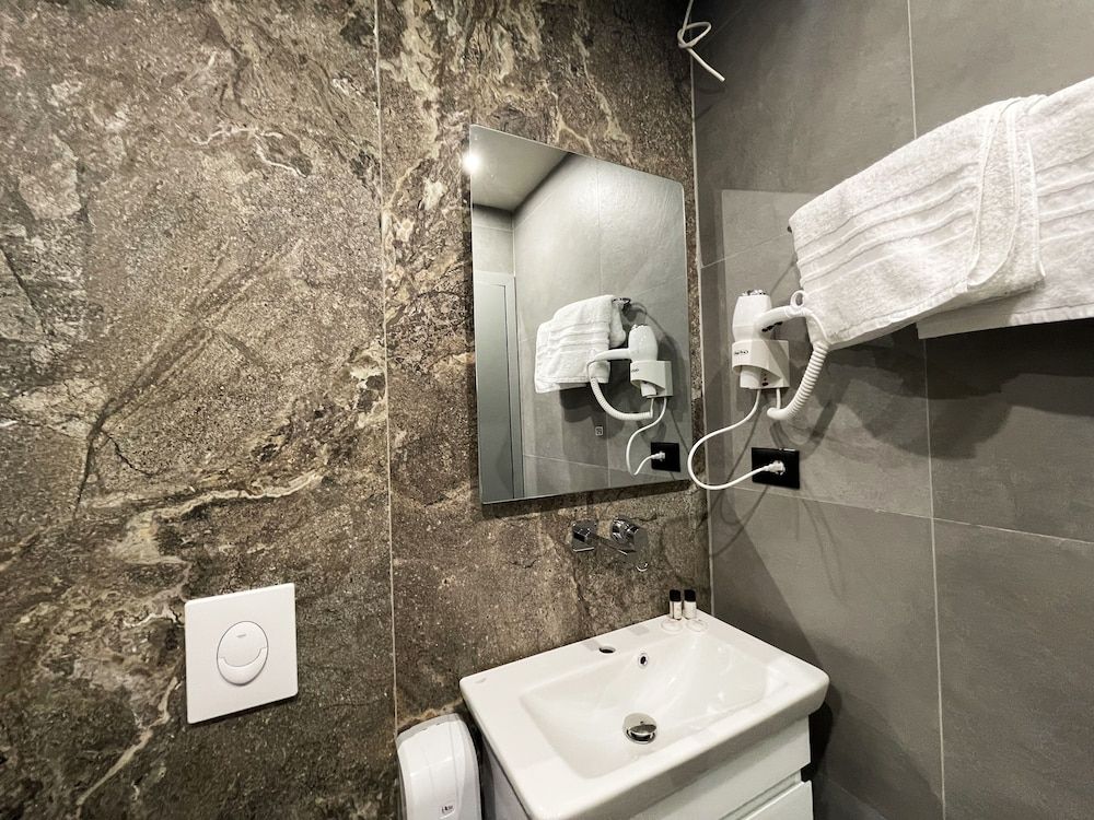 Imperator Hotel Twin Room 8