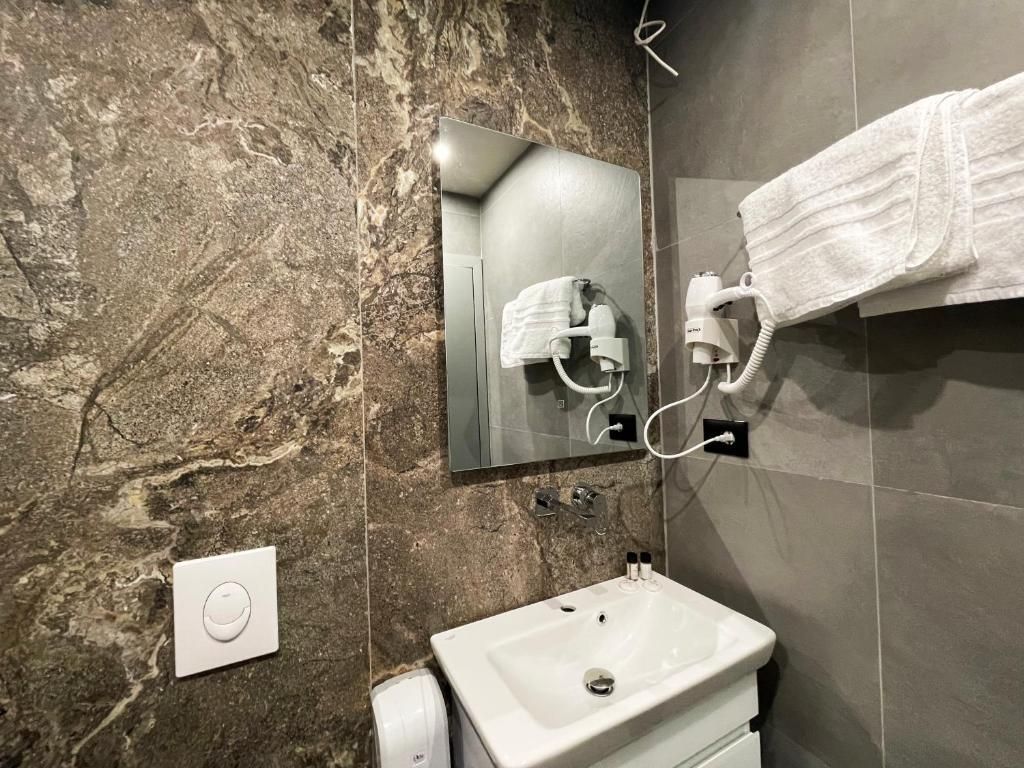 Imperator Hotel Twin Room 9