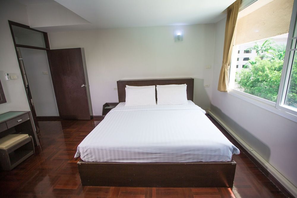 Le Vanvarothai Saladaeng Residence 2 Bedrooms 6