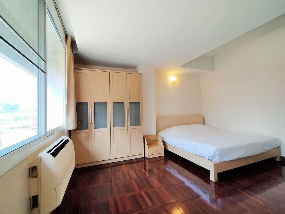 Le Vanvarothai Saladaeng Residence 2 Bedrooms 4