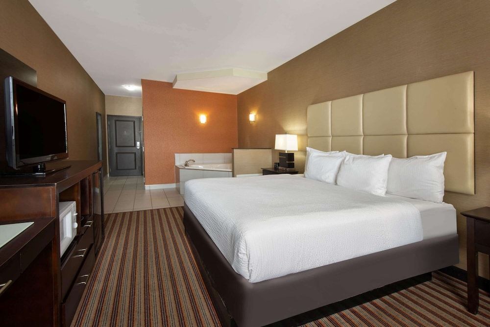 Suite, Accessible, Non Smoking (1 King Bed/Mobility/Hearing Impaired)