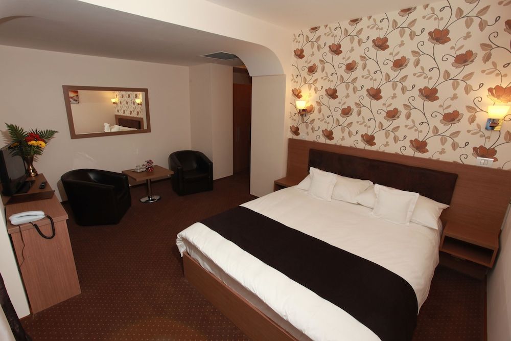 undefined West Plaza Hotel 5