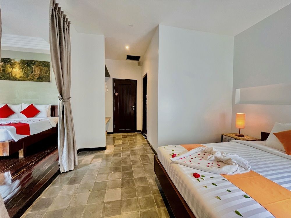 Family Room, Balcony, Pool View (Free Bus Station Pick up)