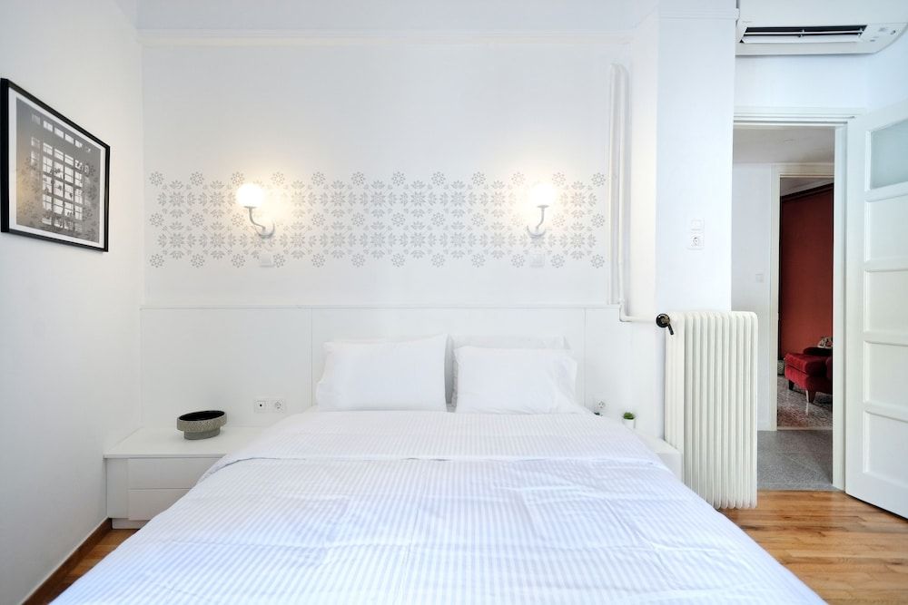 Art in Athens Suite Deluxe Apartment, 4 Bedrooms, Private Bathroom, Ground Floor 2