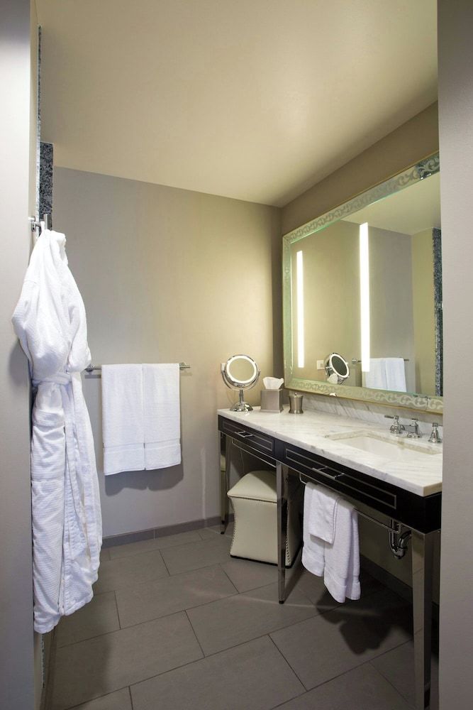 Room, 1 King Bed (Mobility/Hearing Access, Roll-In Shwr)
