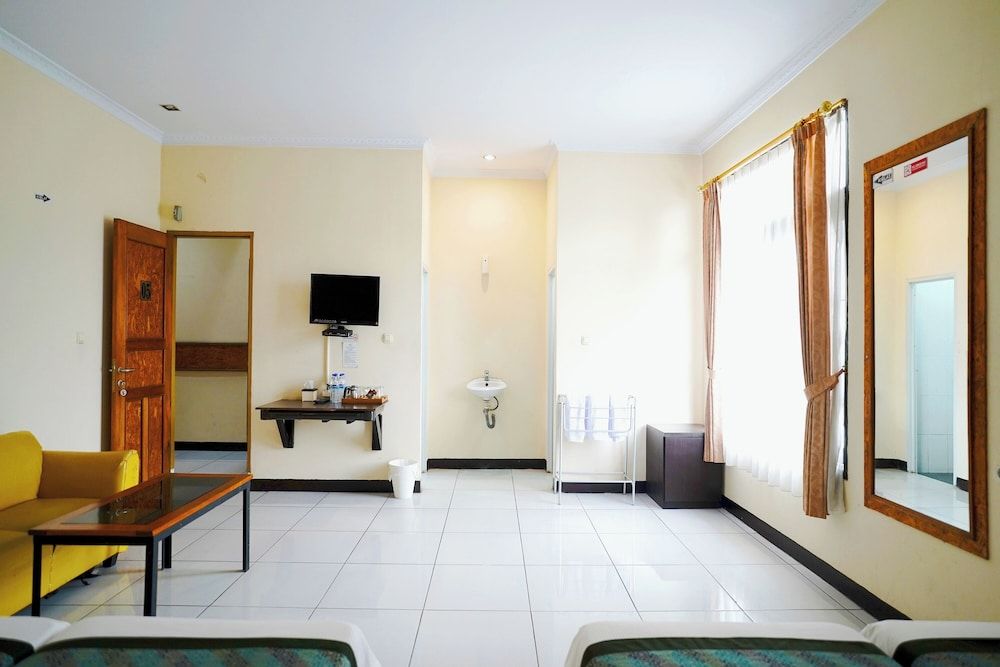 Saung Balibu Hotel Family Room 11