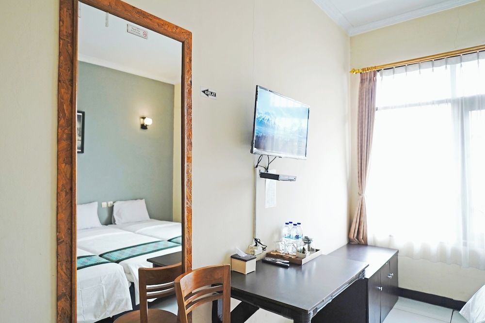 Saung Balibu Hotel Deluxe Room 9