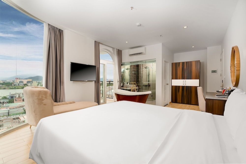 EX Da Nang Luxury Suite Arita  Rivera City & Ocean view with Balcony