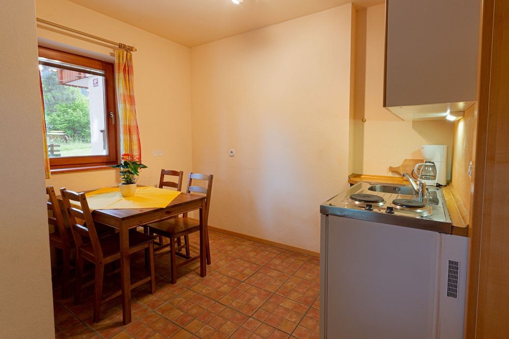 undefined Apartments Valant 10