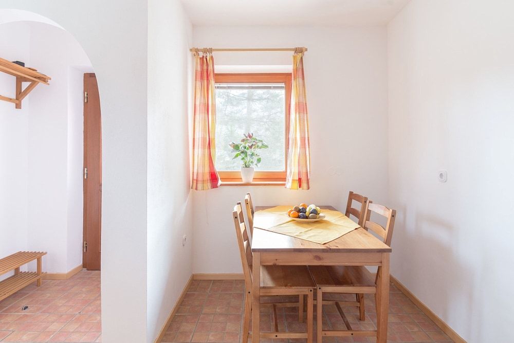 undefined Apartments Valant 8