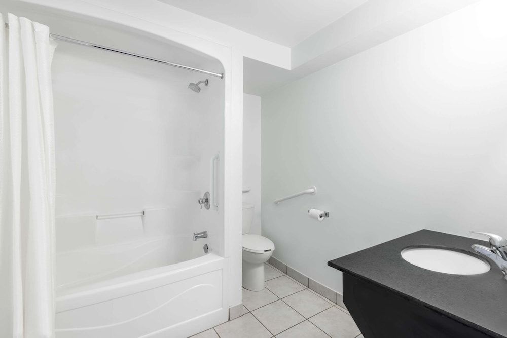 Knights Inn Arnprior Room, 2 Queen Beds 3