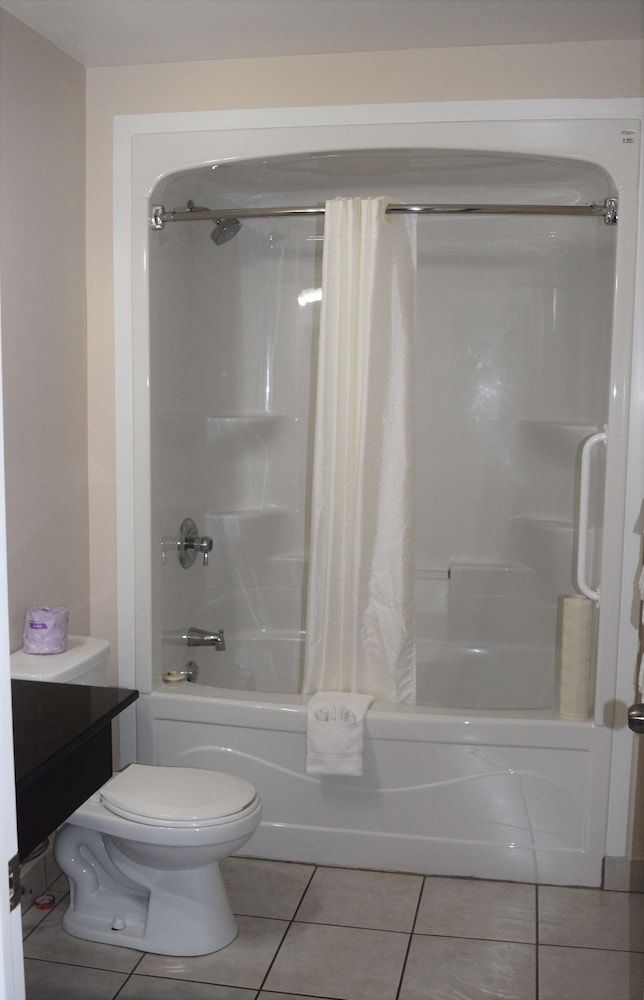 Knights Inn Arnprior Room, 2 Queen Beds 4