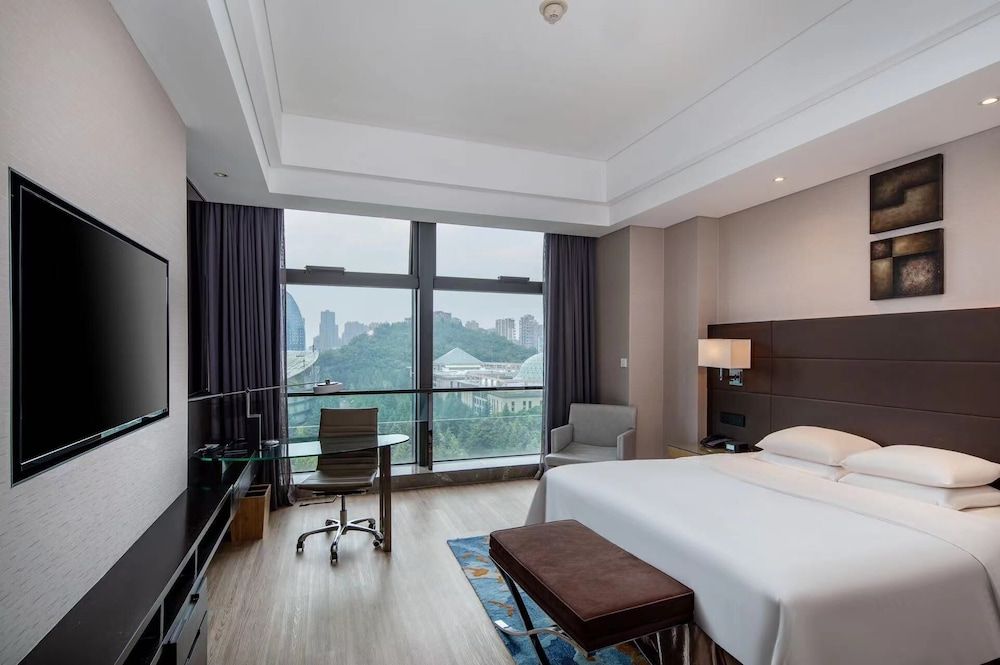 Club Suite, 1 King Bed, City View