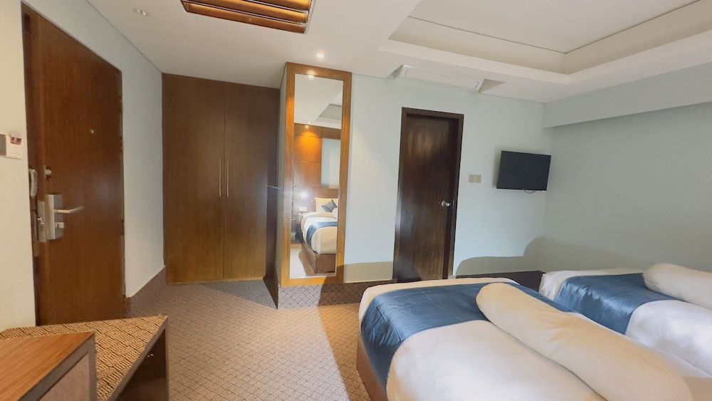 undefined Hotel The Capital 6