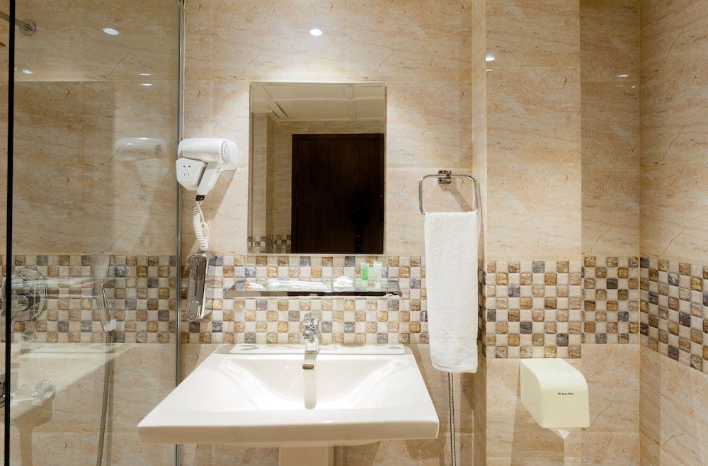 undefined Hotel The Capital 10
