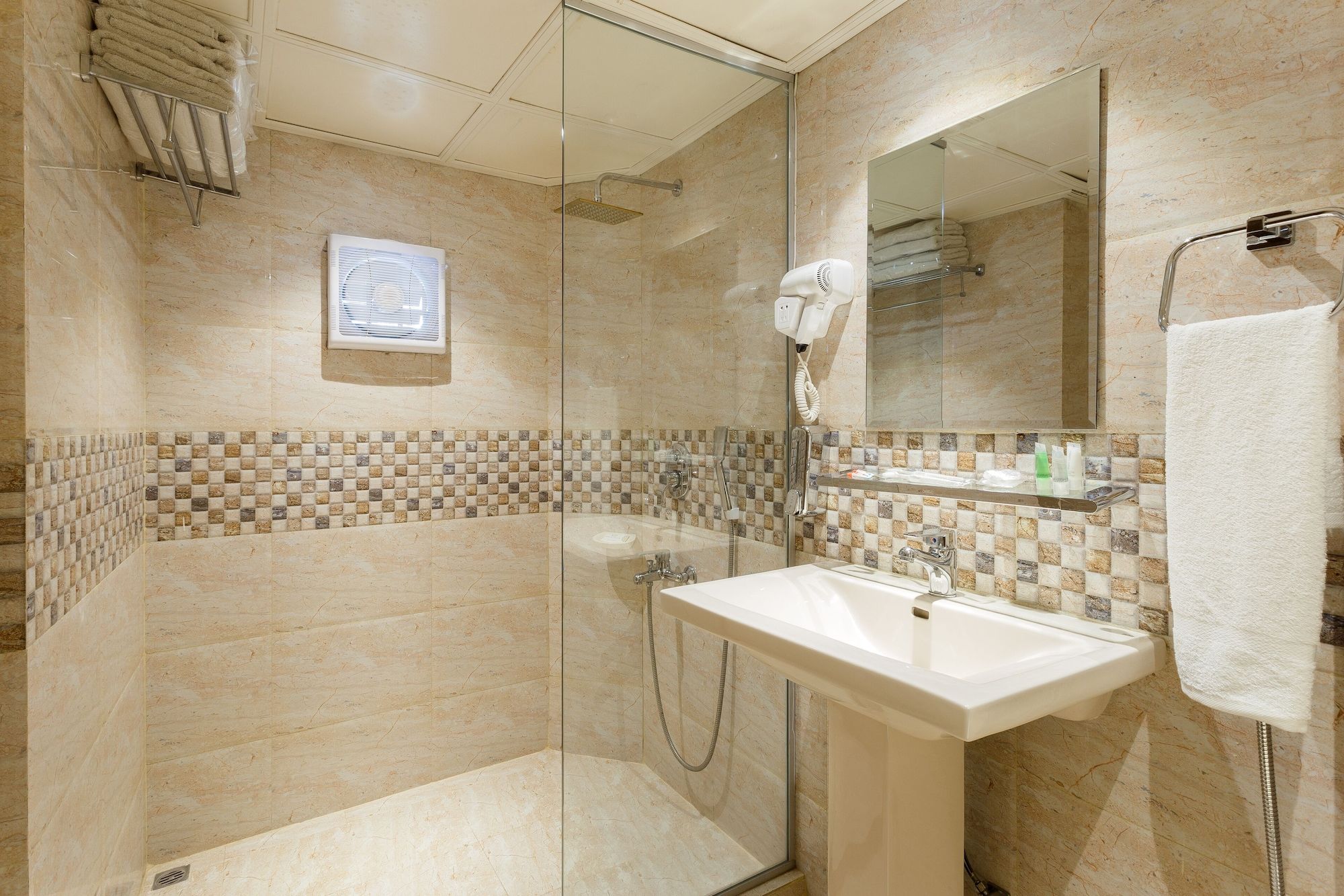 undefined Hotel The Capital 9